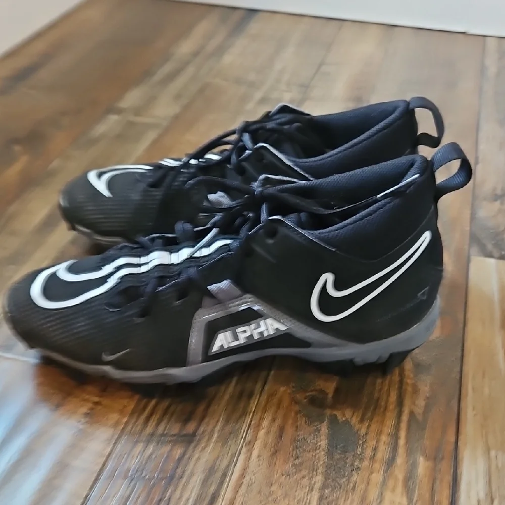 Nike Men's Alpha Fastflex Black and Gray Alpha Menace 3 Shark Football Cleats‎